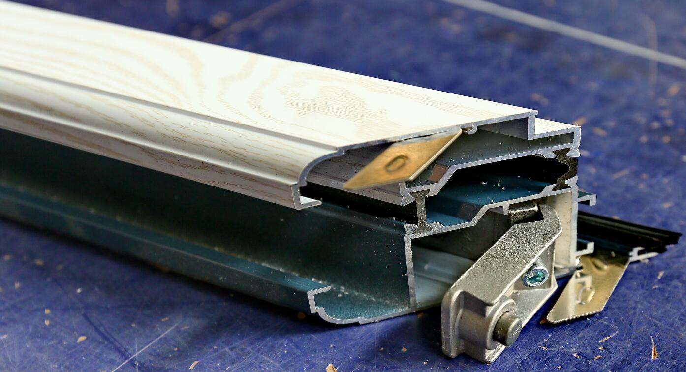 natryskiwanie małych profili aluminiowych: Specjalnie ukształtowane profile aluminiowe poddane natryskiwaniu małych części mają doskonałą odporność na korozję i zużycie